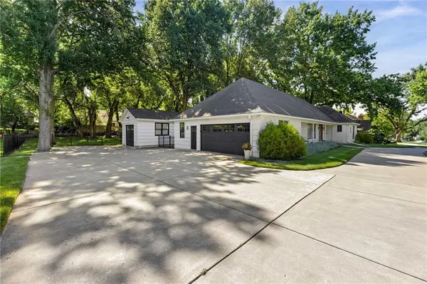 9823 Rosewood DR, Overland Park, KS 66207