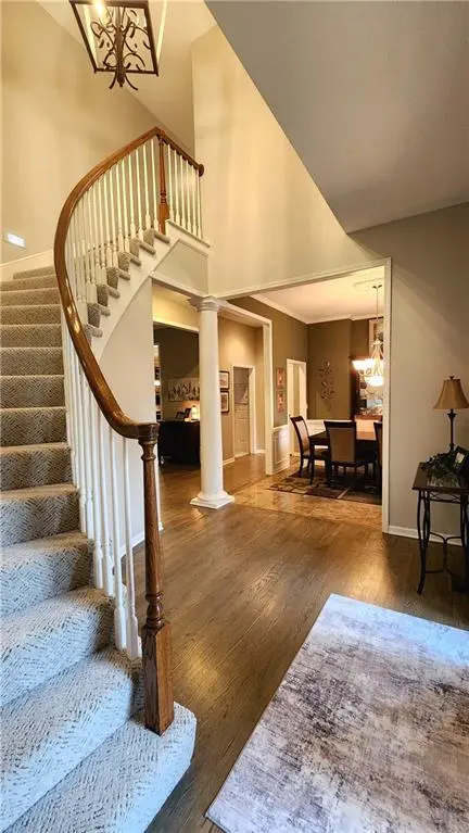 10202 NW RIVER HILLS DR, Parkville, MO 64152