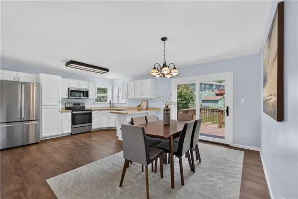 706 Holiday DR, Lansing, KS 66043