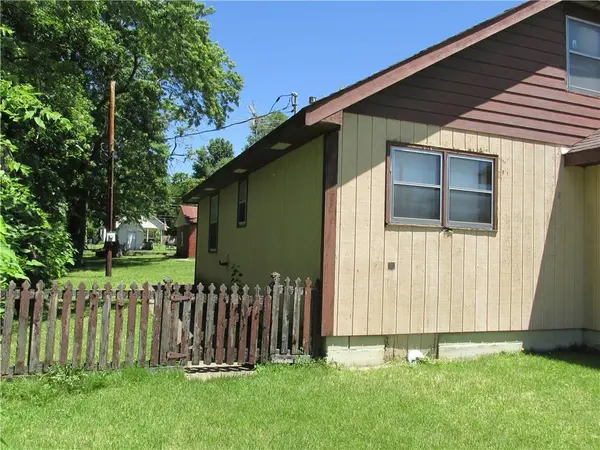 214 W 7th ST, Cameron, MO 64429