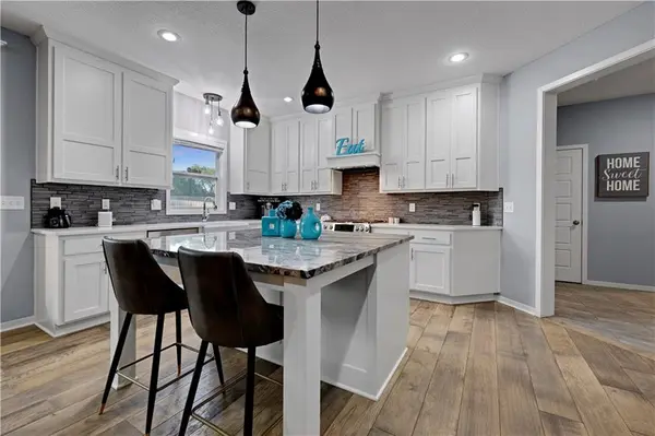 20476 W 107 PL, Olathe, KS 66061