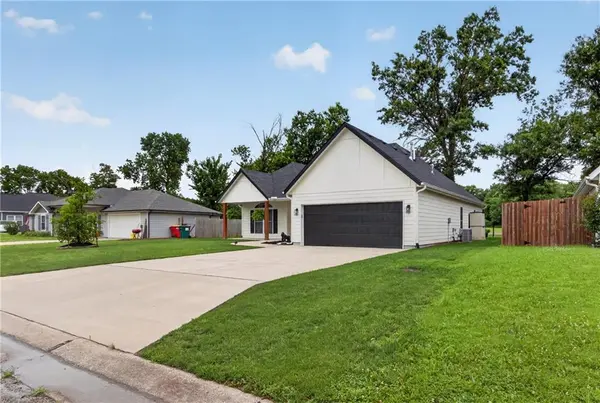 1205 Lakewood DR, Pittsburg, KS 66762