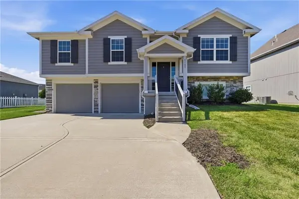 1109 SW Arborway DR, Lee's Summit, MO 64082