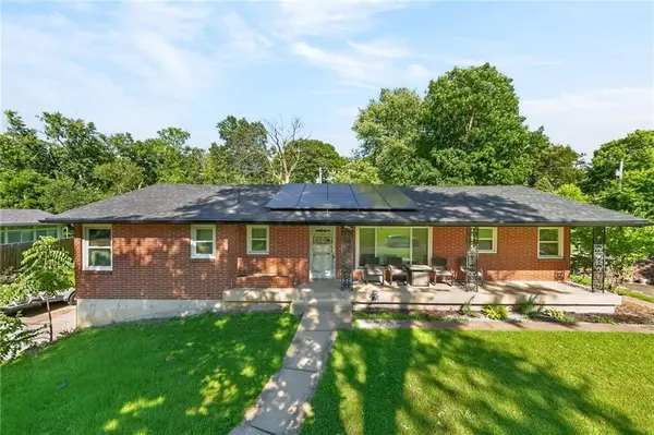 6157 NE Meadowlane CIR, Oakwood Park, MO 64118