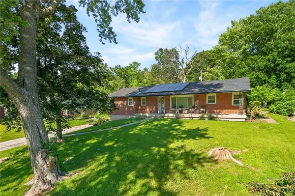 6157 NE Meadowlane CIR, Oakwood Park, MO 64118