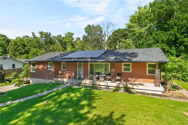 6157 NE Meadowlane CIR, Oakwood Park, MO 64118