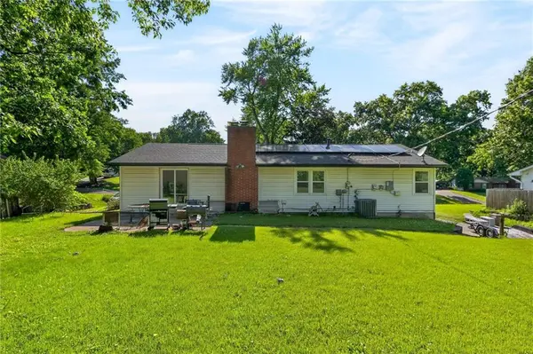 6157 NE Meadowlane CIR, Oakwood Park, MO 64118