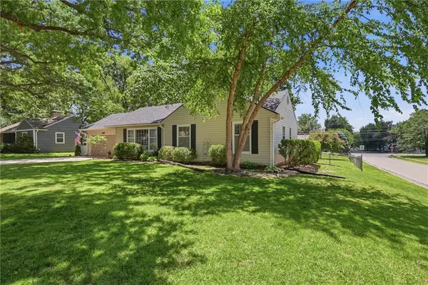 5615 W 70th TER, Prairie Village, KS 66208