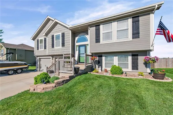 19204 Corbyn LN, Smithville, MO 64089