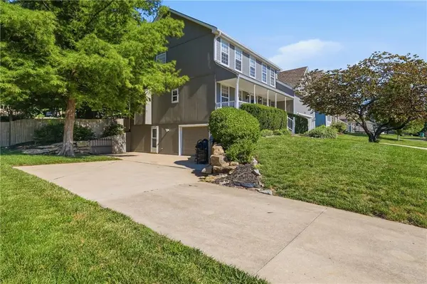 4312 SW Seattle Slew DR, Lee's Summit, MO 64082
