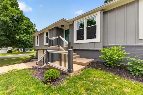 11801 W 78th TER, Lenexa, KS 66214