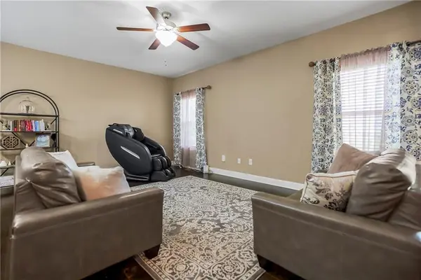 424 E Pawnee LN, Gardner, KS 66030
