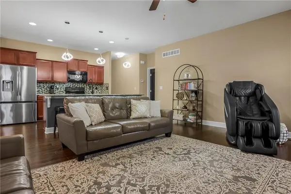 424 E Pawnee LN, Gardner, KS 66030