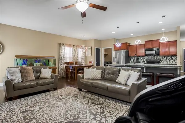 424 E Pawnee LN, Gardner, KS 66030