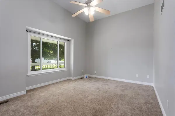 3812 Clayton DR, Leavenworth, KS 66048
