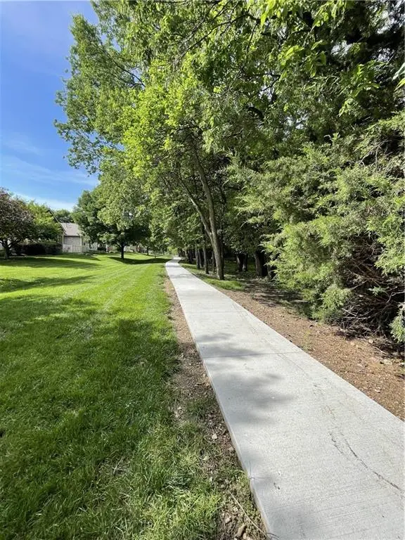 15756 S Sunset DR #703, Olathe, KS 66062