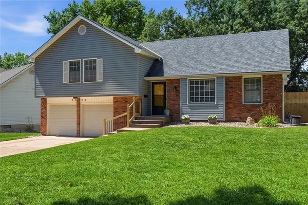 9009 W 82nd PL, Overland Park, KS 66204