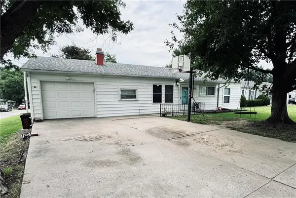 3301 Iroquois LN, St Joseph, MO 64503
