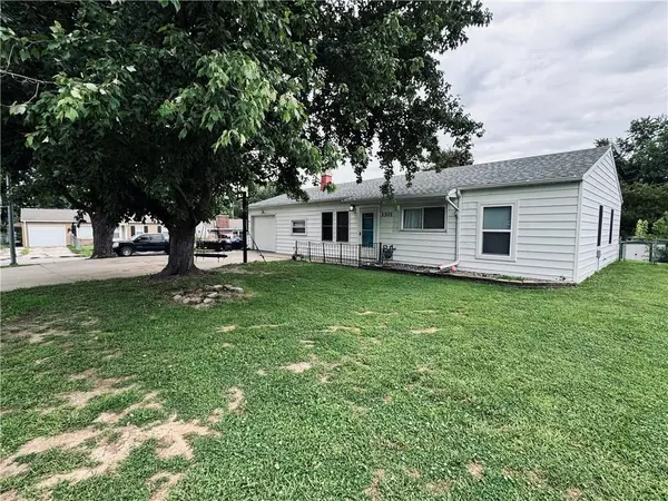 3301 Iroquois LN, St Joseph, MO 64503