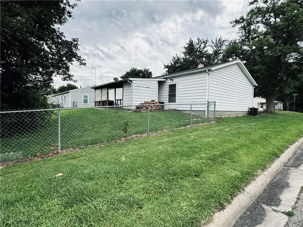 3301 Iroquois LN, St Joseph, MO 64503