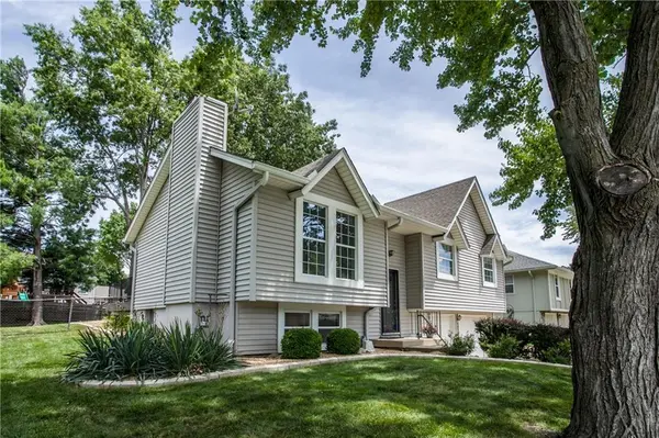 1002 NE Cedar ST, Lee's Summit, MO 64086