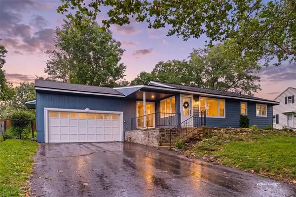 1062 NW South Shore DR, Lake Waukomis, MO 64152