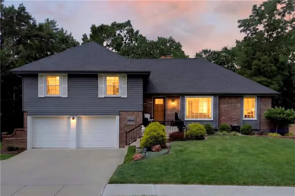 10112 Oakridge DR, Overland Park, KS 66212