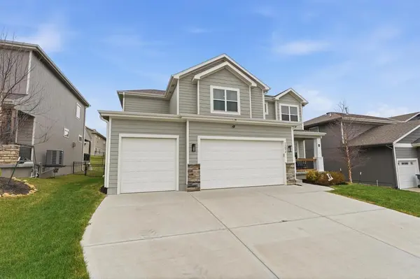 12573 S Sunray DR, Olathe, KS 66061