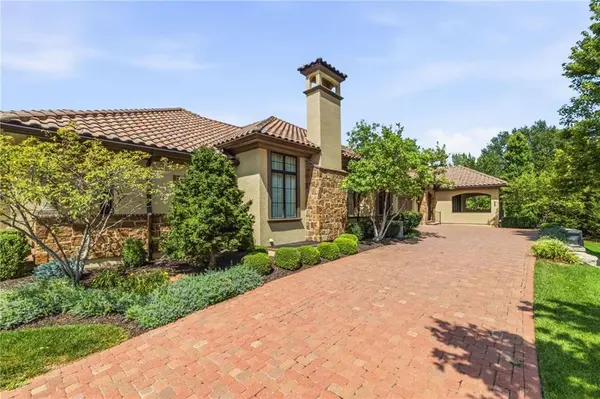 3114 W 137TH ST, Leawood, KS 66224