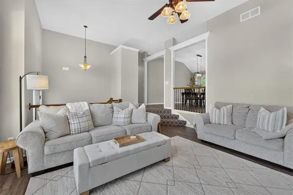 207 Carriage CT, Smithville, MO 64089