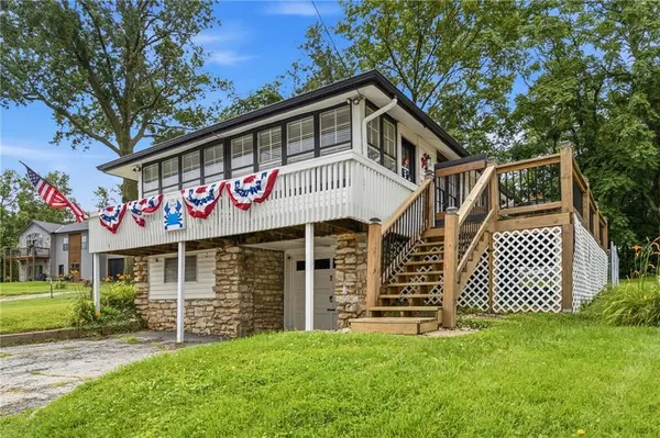 152 Beach DR, Lake Tapawingo, MO 64015