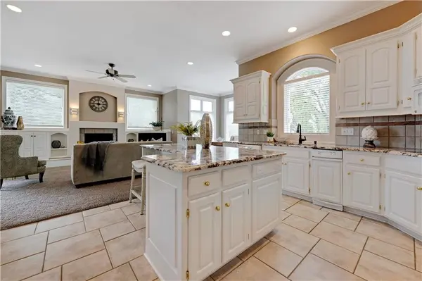 16890 Meadow LN, Loch Lloyd, MO 64012