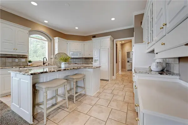 16890 Meadow LN, Loch Lloyd, MO 64012