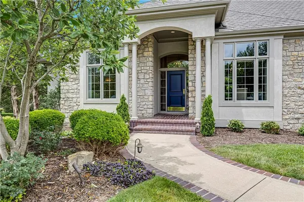 16890 Meadow LN, Loch Lloyd, MO 64012