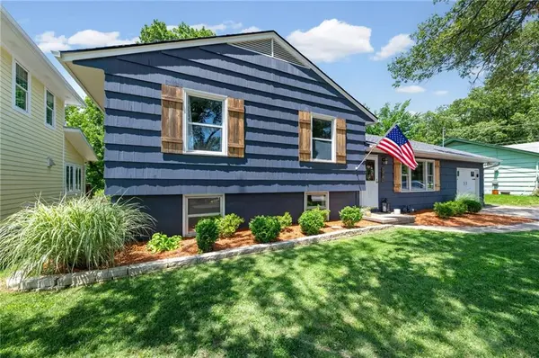 206 NW North Shore DR, Lake Waukomis, MO 64151
