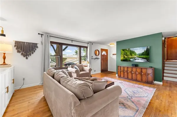 206 NW North Shore DR, Lake Waukomis, MO 64151