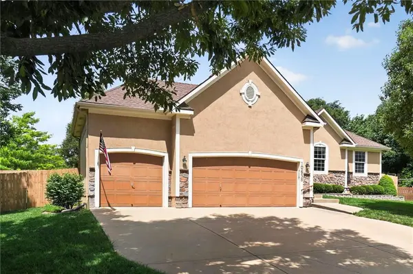 10658 S EMERALD ST, Olathe, KS 66061
