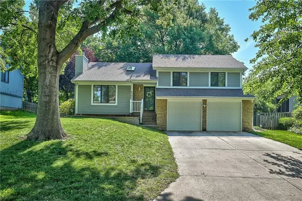 9307 Acuff LN, Lenexa, KS 66215