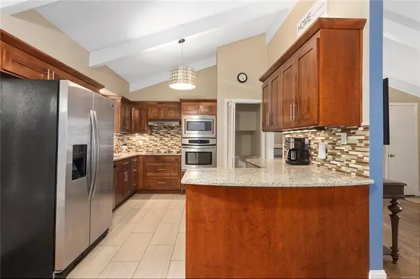 10402 W 73rd ST, Shawnee, KS 66203