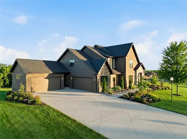 7445 NW Fawn AVE, Parkville, MO 64152