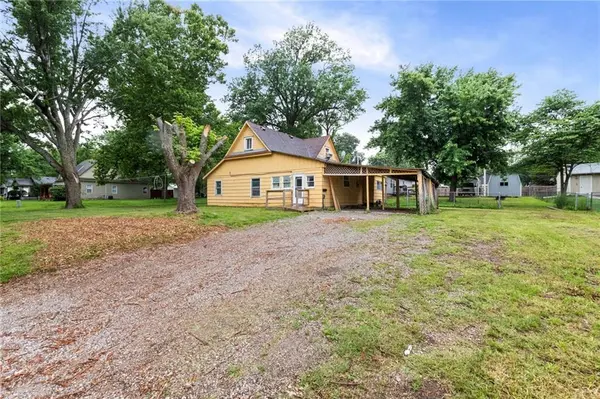704 N Cherry ST, Ottawa, KS 66067
