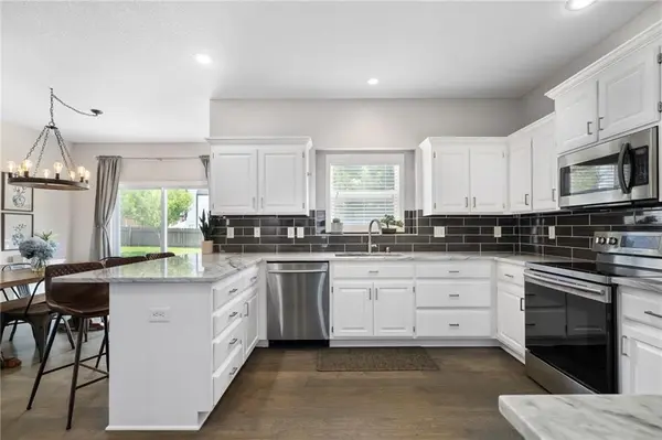 384 S Stonecrest RD, Olathe, KS 66061