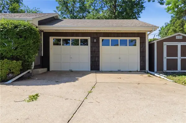 3815 W 73rd TER, Prairie Village, KS 66208