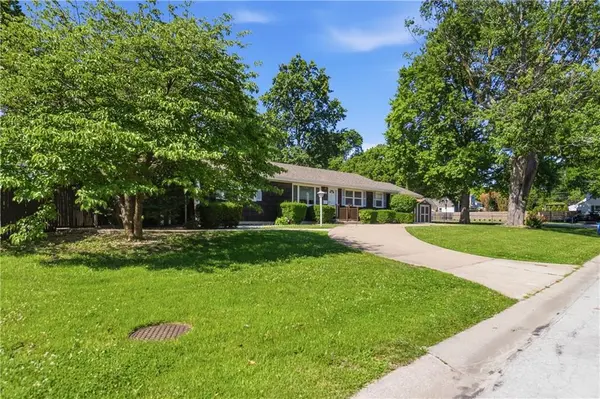 3815 W 73rd TER, Prairie Village, KS 66208