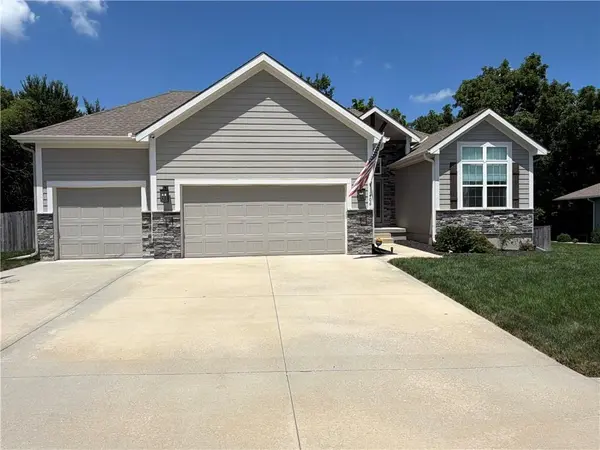 1406 NW Burr Oak LN, Grain Valley, MO 64029