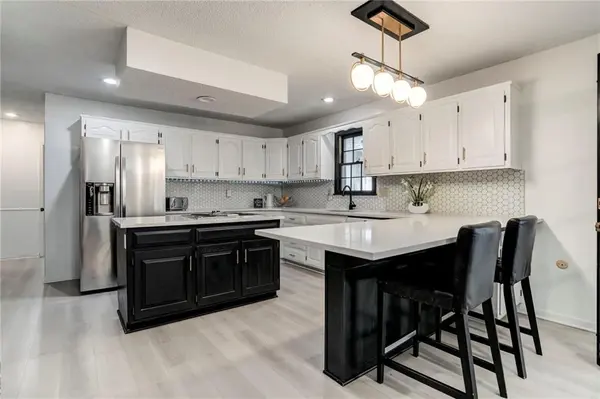7415 W 74th ST, Overland Park, KS 66204