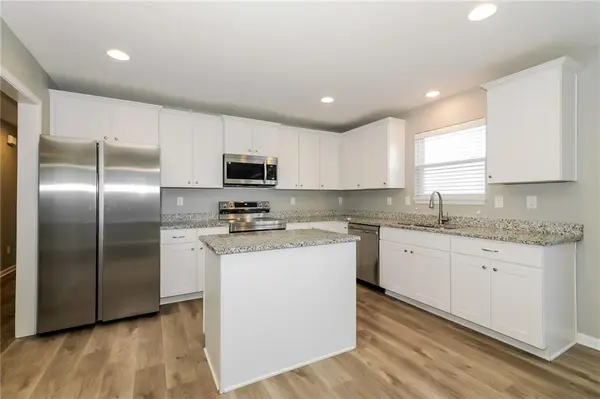 900 NW Hilltop LN, Grain Valley, MO 64029