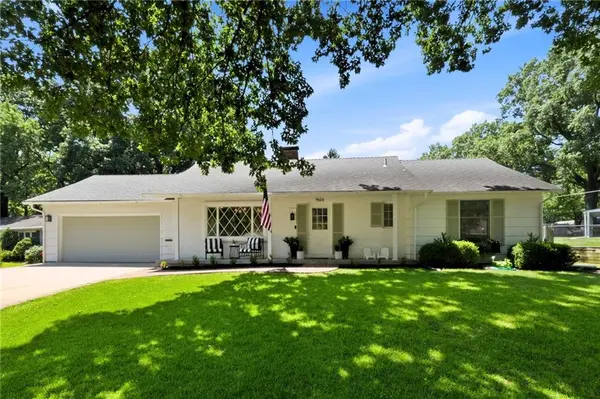 9614 Mohawk DR, Overland Park, KS 66206