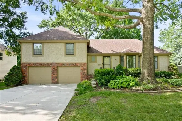 10215 W 101st ST, Overland Park, KS 66212