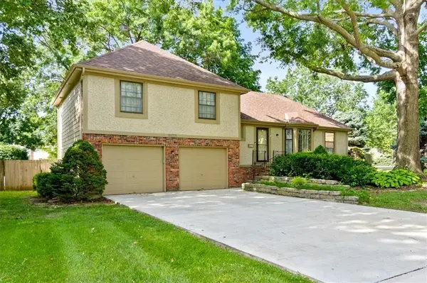 10215 W 101st ST, Overland Park, KS 66212